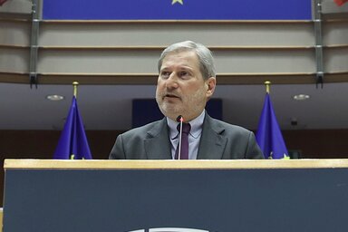 Johannes Hahn felszólal a jogállami feltételrendszerről tartott parlamenti vitán (Fotó: Beta/AP)