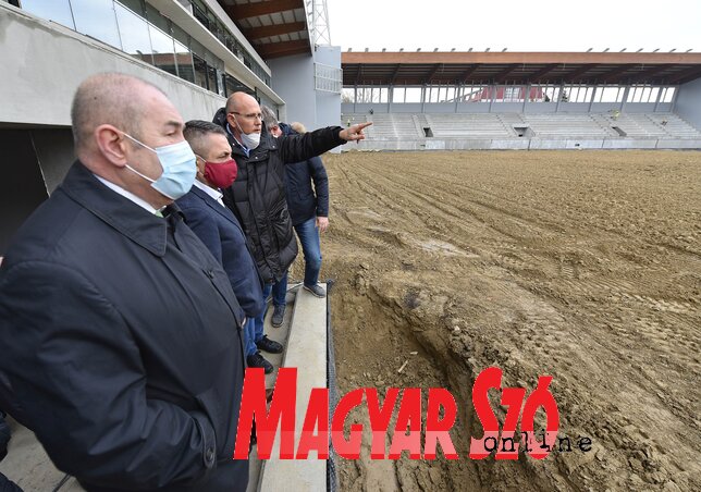 Potápi Árpád János a vendéglátóival Topolyán, a TSC épülő stadionjában (Fotó: Ótos András)