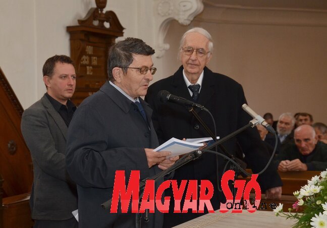 Bordás Győző méltatja Csete Szemesi István püspök könyvét (Lakatos János felvétele)