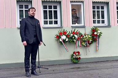 Nyári Ákos Petőfi Sándor A márciusi ifjak című versét szavalta el