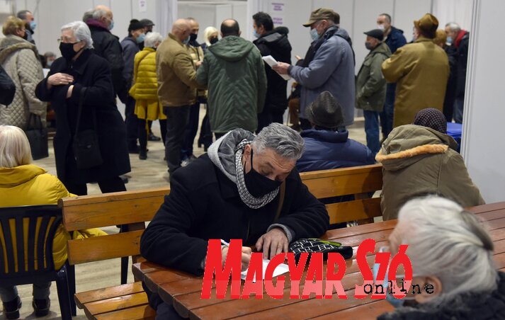 A nagy érdeklődés miatt az Újvidéki Vásáron délutánonként 500 olyan polgárt is beoltanak, akiknek nincs előre egyeztetett időpontjuk A nagy érdeklődés miatt az Újvidéki Vásáron délutánonként 500 olyan polgárt is beoltanak, akiknek nincs előre egyeztetett időpontjuk