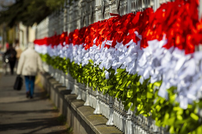 A nagykanizsai kórház 130 méter hosszú, szalagokkal nemzeti színűre feldíszített kerítésének részlete (Fotó: MTI)