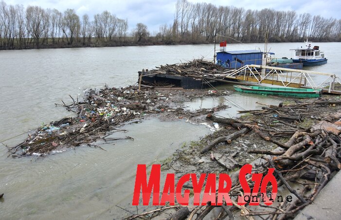 Áradáskor a Tisza nem csak nagy méretű hordalékot visz magával Áradáskor a Tisza nem csak nagy méretű hordalékot visz magával