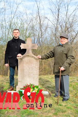Csőke Márk és Virág Gábor helytörténészek Botka sírjánál Csőke Márk és Virág Gábor helytörténészek Botka sírjánál