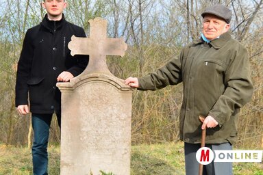Csőke Márk és Virág Gábor helytörténészek Botka sírjánál
