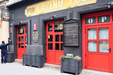 Lakat került Újvidék bulinegyedére (Fotó: Beta)