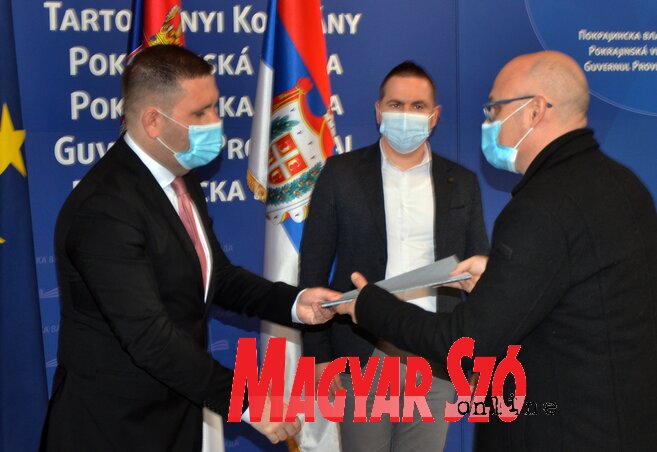 Čedomir Božić átnyújtja a szerződést a nyertes pályázónak, mellette Ótott Róbert (Fotó: Dávid Csilla) Čedomir Božić átnyújtja a szerződést a nyertes pályázónak, mellette Ótott Róbert (Fotó: Dávid Csilla)