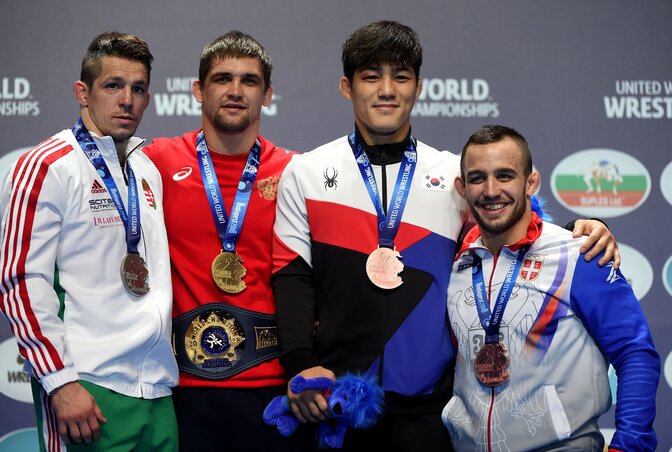 A 2018-as világbajnokság 77 kg-os dobogója: Lőrincz Tamásnak (balról) megvan a kvótája, Alekszandr Csekirkin és Nemes Viktor pedig a budapesti selejtezőn a súlycsoport két fő esélyesének számít (Fotó: MTI) A 2018-as világbajnokság 77 kg-os dobogója: Lőrincz Tamásnak (balról) megvan a kvótája, Alekszandr Csekirkin és Nemes Viktor pedig a budapesti selejtezőn a súlycsoport két fő esélyesének számít (Fotó: MTI)