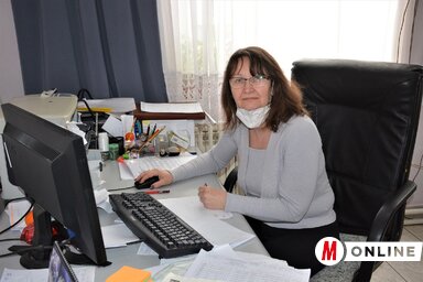 Szabó Kiskároly Ilona, a kúlai Alsóvárosi helyi közösség titkára munka közben (Paraczky László felvétele)