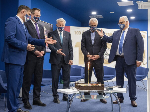 Bacsa Péter, a MBSZ alelnöke, Kulcsár Krisztián, Schmitt Pál, Namig Alijev, az UWW elnökségi tagja és Nenad Lalović a szülinapi torta előtt (Fotó: MTI)