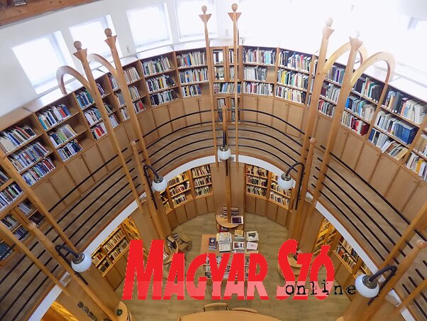 Felülnézetből a VMMI csodálatos könyvtára (Szögi Csaba felvétele)