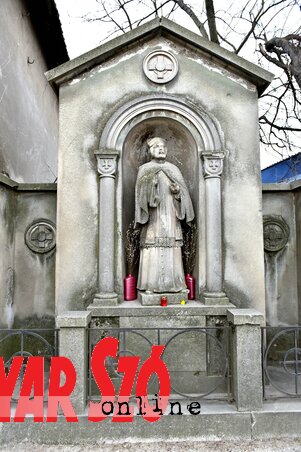 A szobor magán viseli a rongálások nyomait (Fotó: Gergely Árpád) A szobor magán viseli a rongálások nyomait (Fotó: Gergely Árpád)