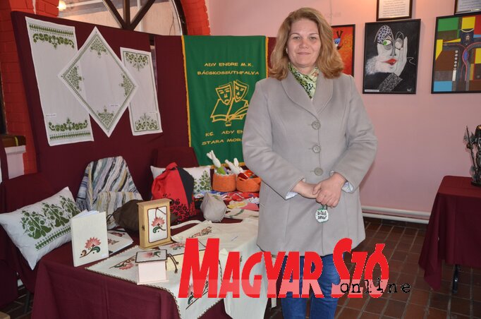 Tímár Gabriella, az Ady Endre Művelődési Központ elnök asszonya invitálja az érdeklődőket, hogy tekintsék meg az Echóban felállított, eladással egybekötött tárlatot Tímár Gabriella, az Ady Endre Művelődési Központ elnök asszonya invitálja az érdeklődőket, hogy tekintsék meg az Echóban felállított, eladással egybekötött tárlatot