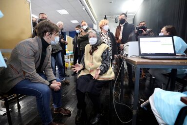 A zaječari Kotlujevac kultúrházban kialakított oltóponton tett látogatása során Ana Brnabić (balról) közölte, a 74 évnél idősebbek oltási készségének a fokozására összpontosítanak majd (Fotó: Beta)