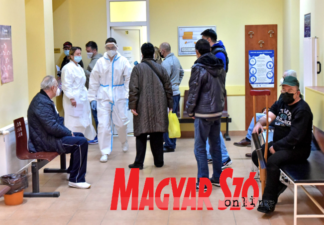 Az egészségház Covid-rendelőjében csütörtökön is sokan várakoztak a kivizsgálásokra (Fotó: Gergely Árpád)