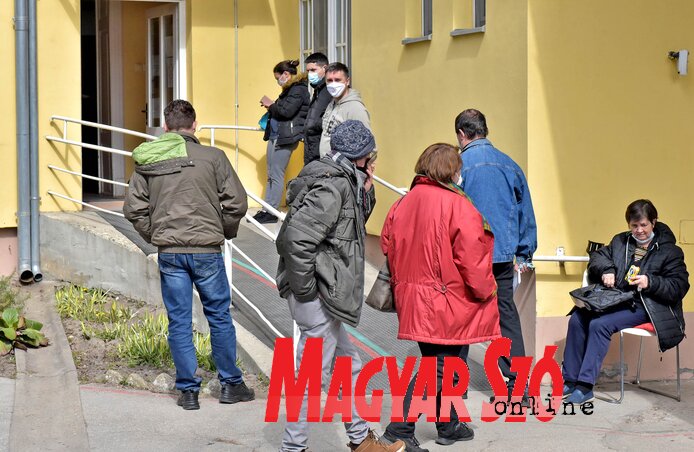 A rendelő előtt kivizsgálásra váró emberek sorakoznak (Fotó: Gergely Árpád) A rendelő előtt kivizsgálásra váró emberek sorakoznak (Fotó: Gergely Árpád)