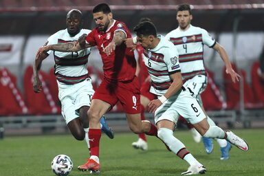 Mitrovićot a portugálok sem tudták megállítani (Fotó: Beta/AP)