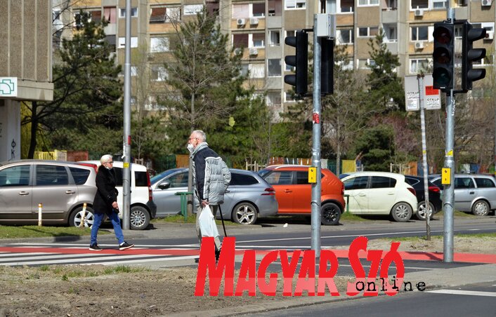A legforgalmasabb útszakaszokon újabb három villanyrendőrt helyeznek el, a Népfront utcában már nagyjából elkészült a szemaforegyüttes, de még nem helyezték üzembe A legforgalmasabb útszakaszokon újabb három villanyrendőrt helyeznek el, a Népfront utcában már nagyjából elkészült a szemaforegyüttes, de még nem helyezték üzembe