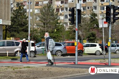 A legforgalmasabb útszakaszokon újabb három villanyrendőrt helyeznek el, a Népfront utcában már nagyjából elkészült a szemaforegyüttes, de még nem helyezték üzembe