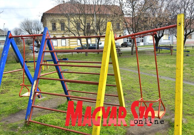 Már a 2009-ben, a Raiffeisen bank jóvoltából készült Széchenyi téri játszótér is szétesik Már a 2009-ben, a Raiffeisen bank jóvoltából készült Széchenyi téri játszótér is szétesik