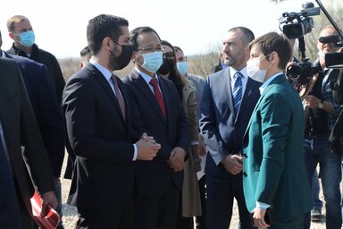 Beograd, 31.03.2021. - Predsednik Srbije Aleksandar Vucic i premijerka Ana Brnabic prisustvovali su danas pocetku radova na deonici puta Novi Beograd-Surcin.  (BETAPHOTO/VLADA SRBIJE/SLOBODAN MILJEVIC/MO)