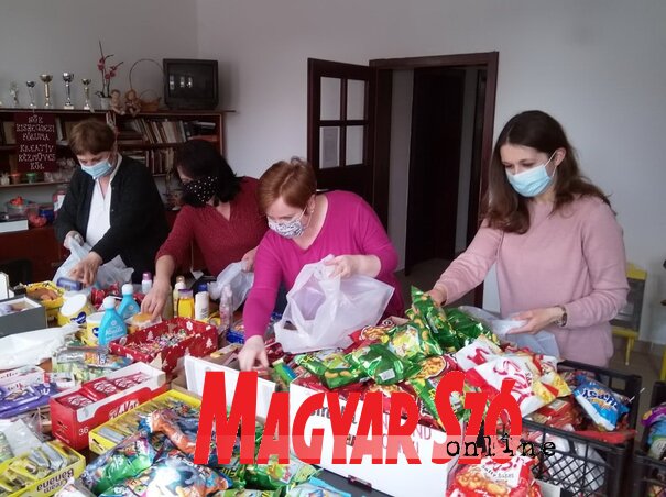 A női fórum tagjai az adományokat csomagolják A női fórum tagjai az adományokat csomagolják