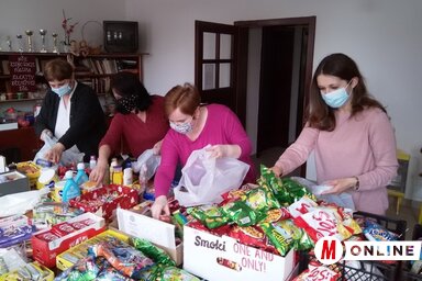 A női fórum tagjai az adományokat csomagolják