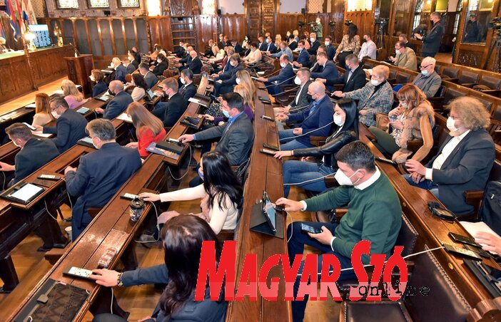 A városi képviselő-testület ülésén 58 képviselő vett részt (Fotó: Gergely Árpád) A városi képviselő-testület ülésén 58 képviselő vett részt (Fotó: Gergely Árpád)