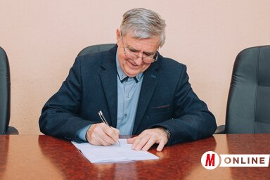 Czegledi Rudolf tegnap írta alá az aszfaltozásra vonatkozó szerződést