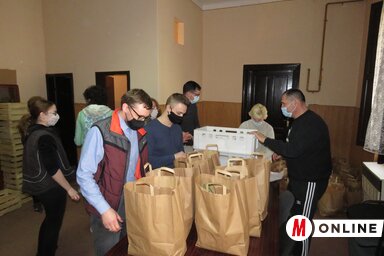 Az élelmiszercsomagok összeállítása a VMSZ-irodában