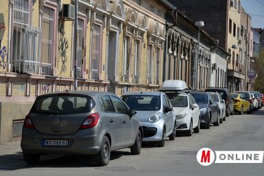 Mivel kevés a parkoló a Podbarán, a lakók kénytelenek olyan helyeken parkolni, ahol az nem engedélyezett. A probléma nem egyedülálló, a belváros többi részeiben is hasonló a helyzet, az illetékesek büntetésekkel, azaz autóelvontatással orvosolják a gondot