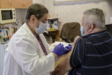 Oltás Salgótarjánban (Fotó: MTI)