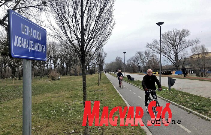 A Duna-parti sétány mentén húzódó kerékpárút kétirányú, gyerekek szaladgálnak rajta, görkorcsolyások imbolyognak, bérelhető, négykerekű, pedálmeghajtású tákolmányokban araszolnak a családok. A kutyasétáltatók is gyakran itt futtatják az ebet, nem csoda hát, hogy számos biciklikarambol történik, leginkább idénykezdéskor. (Fotó: Ótos András) A Duna-parti sétány mentén húzódó kerékpárút kétirányú, gyerekek szaladgálnak rajta, görkorcsolyások imbolyognak, bérelhető, négykerekű, pedálmeghajtású tákolmányokban araszolnak a családok. A kutyasétáltatók is gyakran itt futtatják az ebet, nem csoda hát, hogy számos biciklikarambol történik, leginkább idénykezdéskor. (Fotó: Ótos András)