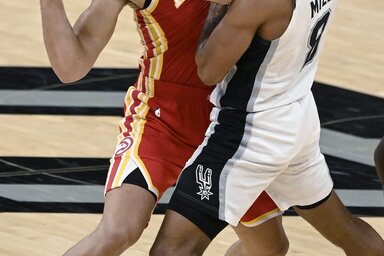 Bogdanovićra nagyon vigyáztak a Spurs játékosai, de nem tudták hatástalanítani (Fotó: Beta/AP)