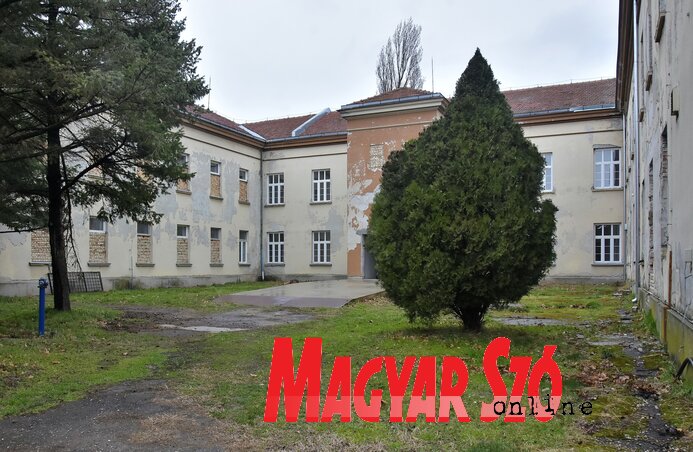 Szünetel a kaszárnyának, a levéltár új székhelyének a felújítása Szünetel a kaszárnyának, a levéltár új székhelyének a felújítása