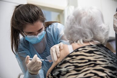 Budapest, 2021. janu�r 30.
Eg�szs�g�gyi dolgoz� egy lak�t olt be a Pfizer-BioNTech koronav�rus elleni vakcin�j�nak m�sodik adagj�val a Napf�ny Otthon Kiemelten K�zhaszn� Alap�tv�ny VIII. ker�leti id�sek otthon�ban 2021. janu�r 30-�n.
MTI/Mohai Bal�zs