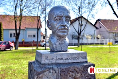 Az emlékmű a neves szerb realista festőnek állít emléket (Fotó: Gergely Árpád)