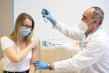 Ha már húsvéthétfő, akkor az oltás mellé a hölgyeknek locsolkodás is jár (Fotó: MTI)