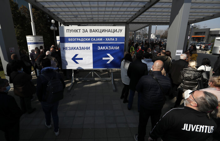 AstraZeneca oltásra várnak a belgrádi Vásárnál, köztük sokan családostul érkeztek a szomszédos országokból (Fotó: AP via Beta)