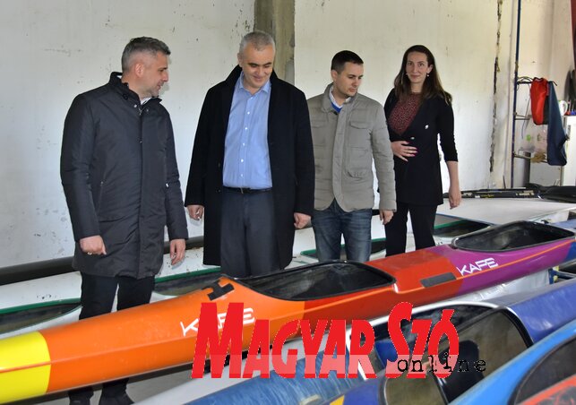 Dragan Basta és Radovan Uverić munkatárasaikkal a kajakklubban Dragan Basta és Radovan Uverić munkatárasaikkal a kajakklubban