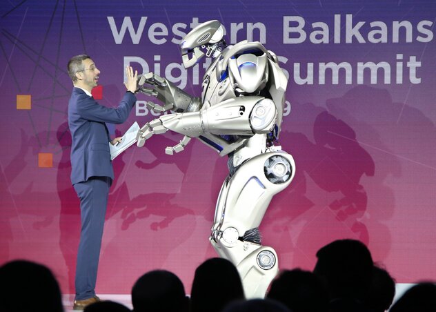 A Titan nevű robot a megnyitón a műsorvezetővel „szállt vitába”, majd táncolt és Terminator szavait idézve közölte: I’ll be back (Fotó: Beta) A Titan nevű robot a megnyitón a műsorvezetővel „szállt vitába”, majd táncolt és Terminator szavait idézve közölte: I’ll be back (Fotó: Beta)