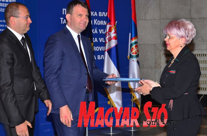 Stokić Edit átveszi a támogatásról szóló szerződést (Fotó: Dávid Csilla)