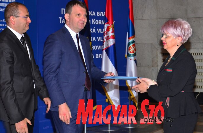 Stokić Edit átveszi a támogatásról szóló szerződést (Fotó: Dávid Csilla) Stokić Edit átveszi a támogatásról szóló szerződést (Fotó: Dávid Csilla)