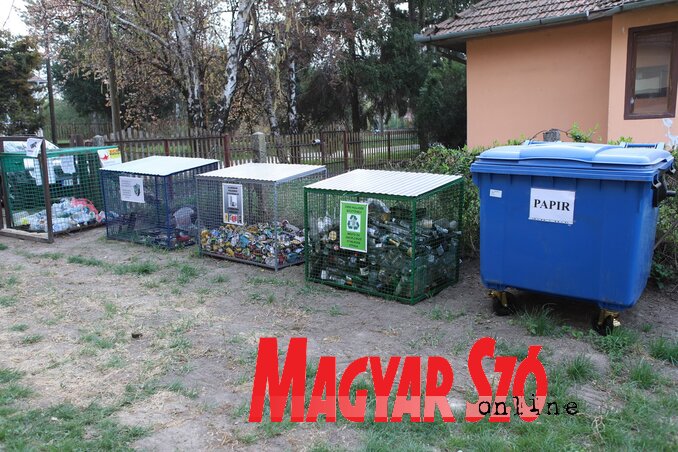 Szelektív szemétgyűjtőhely a helyi közösség udvarában (Fotó: Lakatos János)