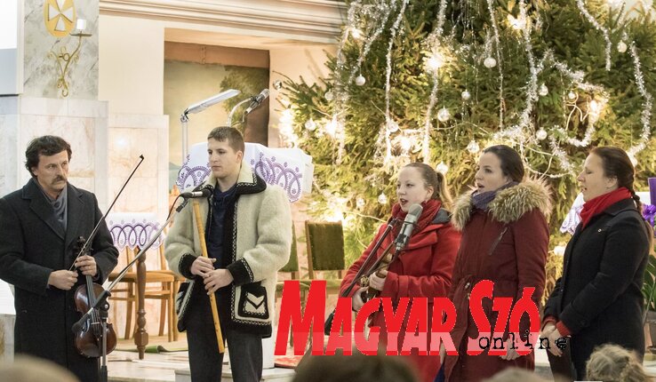 Ritkán látható együtt a Szabó család, mint ezen a karácsonyi fellépésen (Kovacsics Tóbiás felvétele)