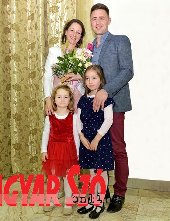 Az elismerés átvétele után férjével, Ákossal, valamint kislányaival, Eszterrel és Julival (Fotó: Gergely Árpád)