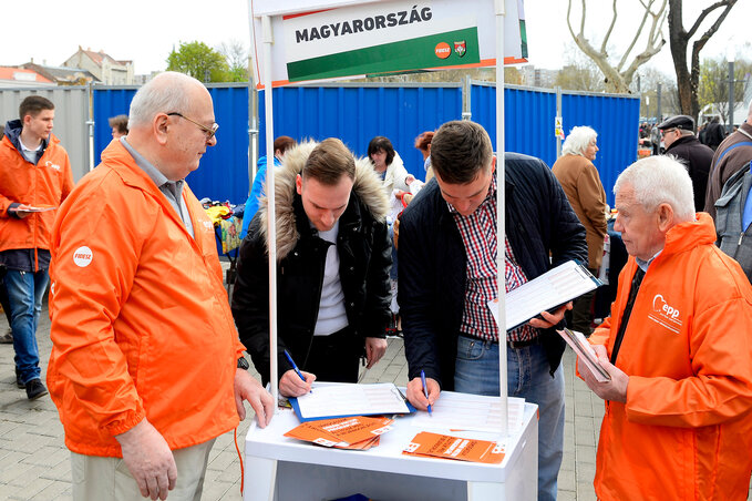 Aláírást gyűjt a Fidesz Budapesten (Fotó:MTI) Aláírást gyűjt a Fidesz Budapesten (Fotó:MTI)
