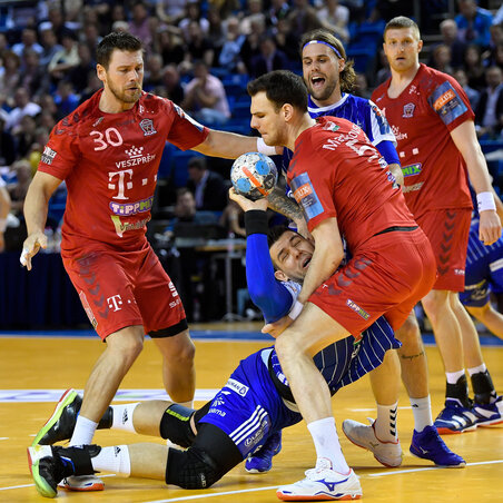 Fotónkon úgy tűnik, a veszprémi védelem jól zár, a valóságban azonban egész más volt a helyzet (Fotó: MTI) Fotónkon úgy tűnik, a veszprémi védelem jól zár, a valóságban azonban egész más volt a helyzet (Fotó: MTI)