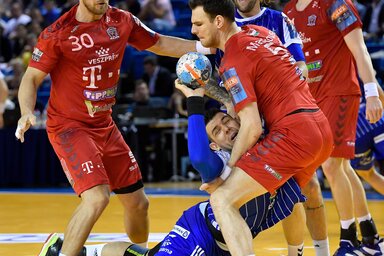 Fotónkon úgy tűnik, a veszprémi védelem jól zár, a valóságban azonban egész más volt a helyzet (Fotó: MTI)