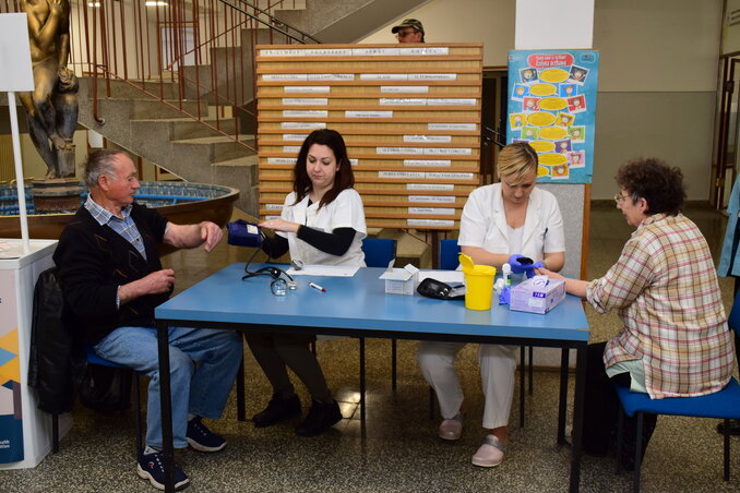 Ezúttal több mint kétszázan vettek részt az ingyenes egészségügyi vizsgálatokon (Puskás Károly felvétele)